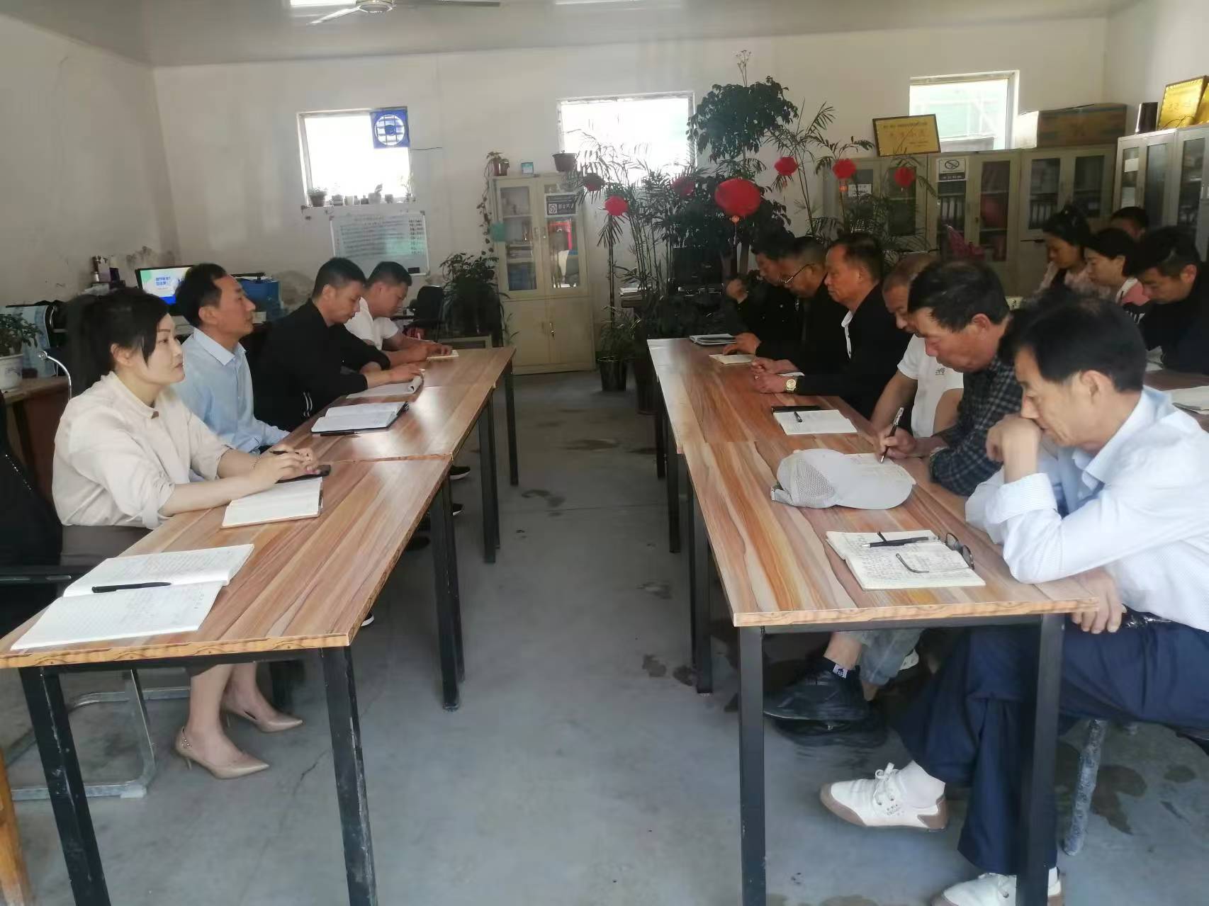 物业公司召开工作例会.jpg