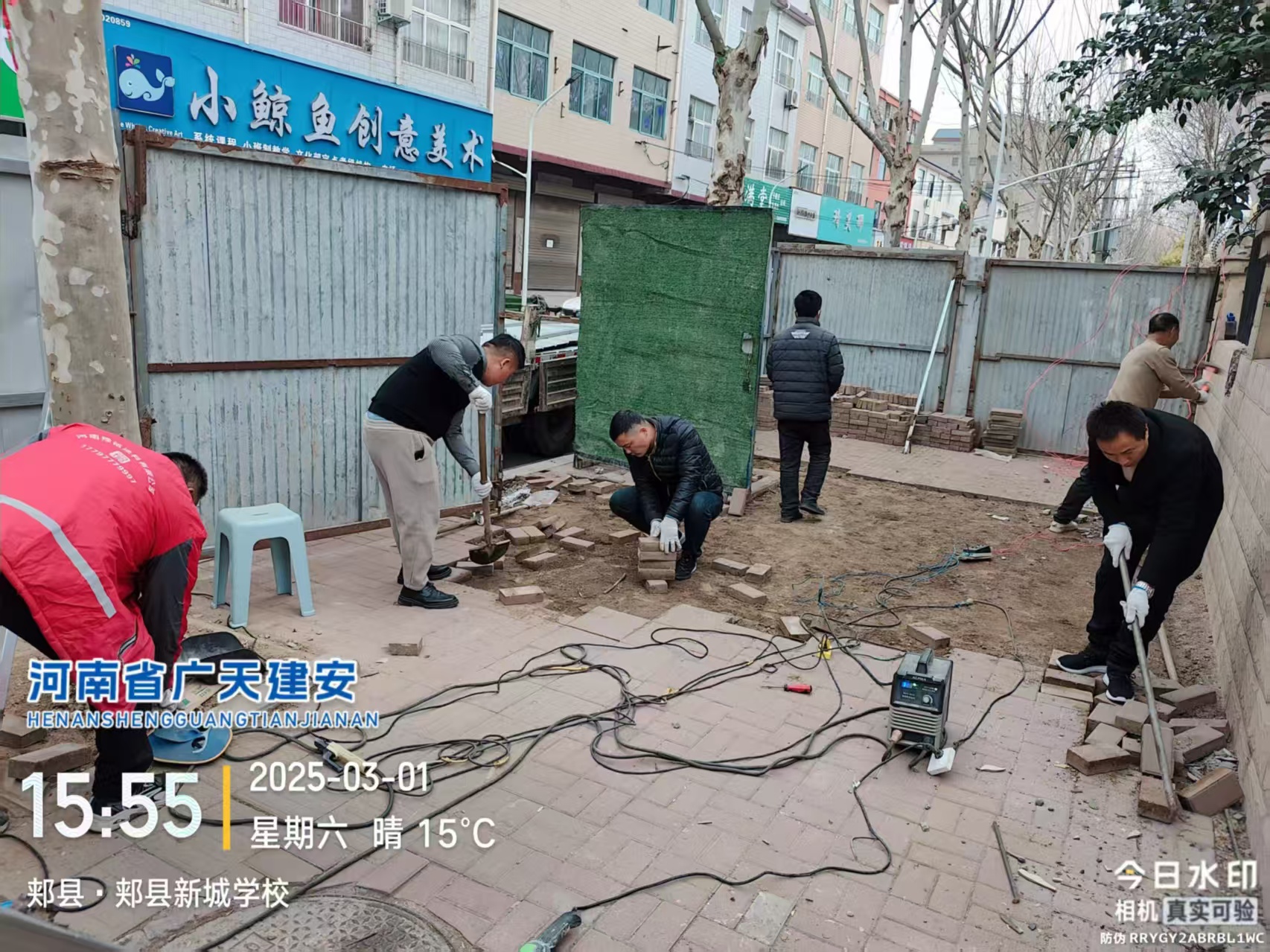 新城中学维修改造项目管理人员门口马路砖拆除.jpg