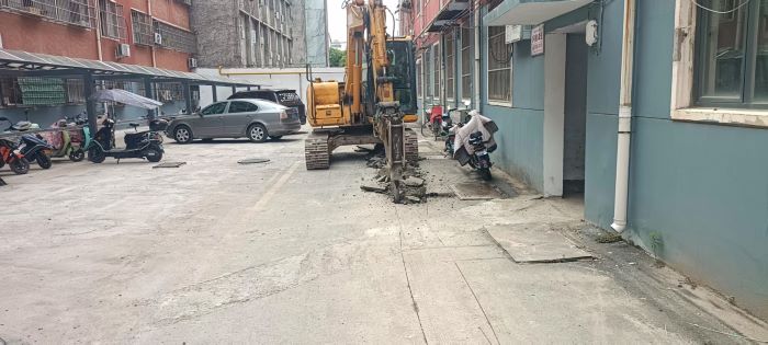 5建安1号花园破除路面垃圾转运.jpg