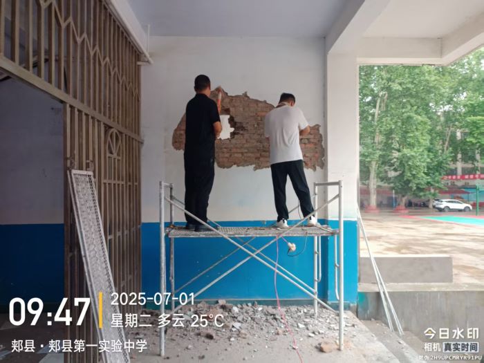 10县初中教学楼走廊凿墙开门洞.jpg