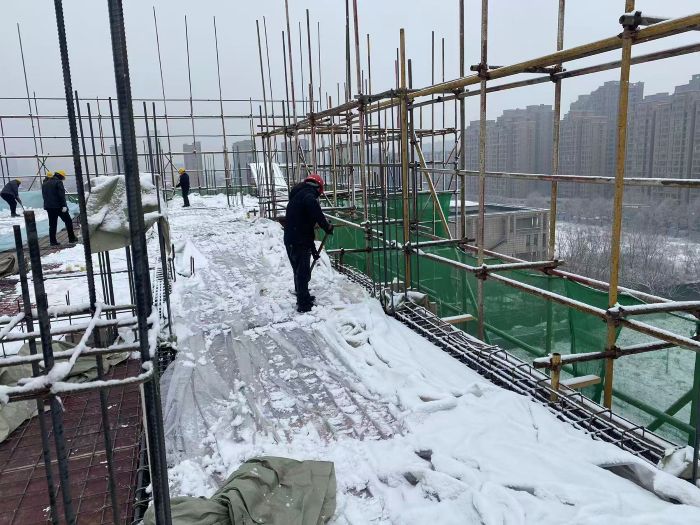 5新安城1#楼项目清理薄膜积雪准备复工.jpg