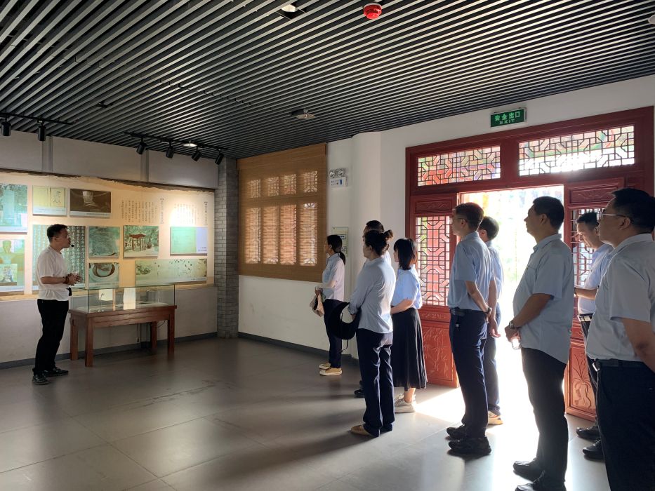 听讲解.jpg